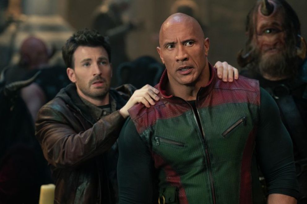 Crítica de “Código: Traje rojo”: Dwayne Johnson y Chris Evans en una buddy movie navideña