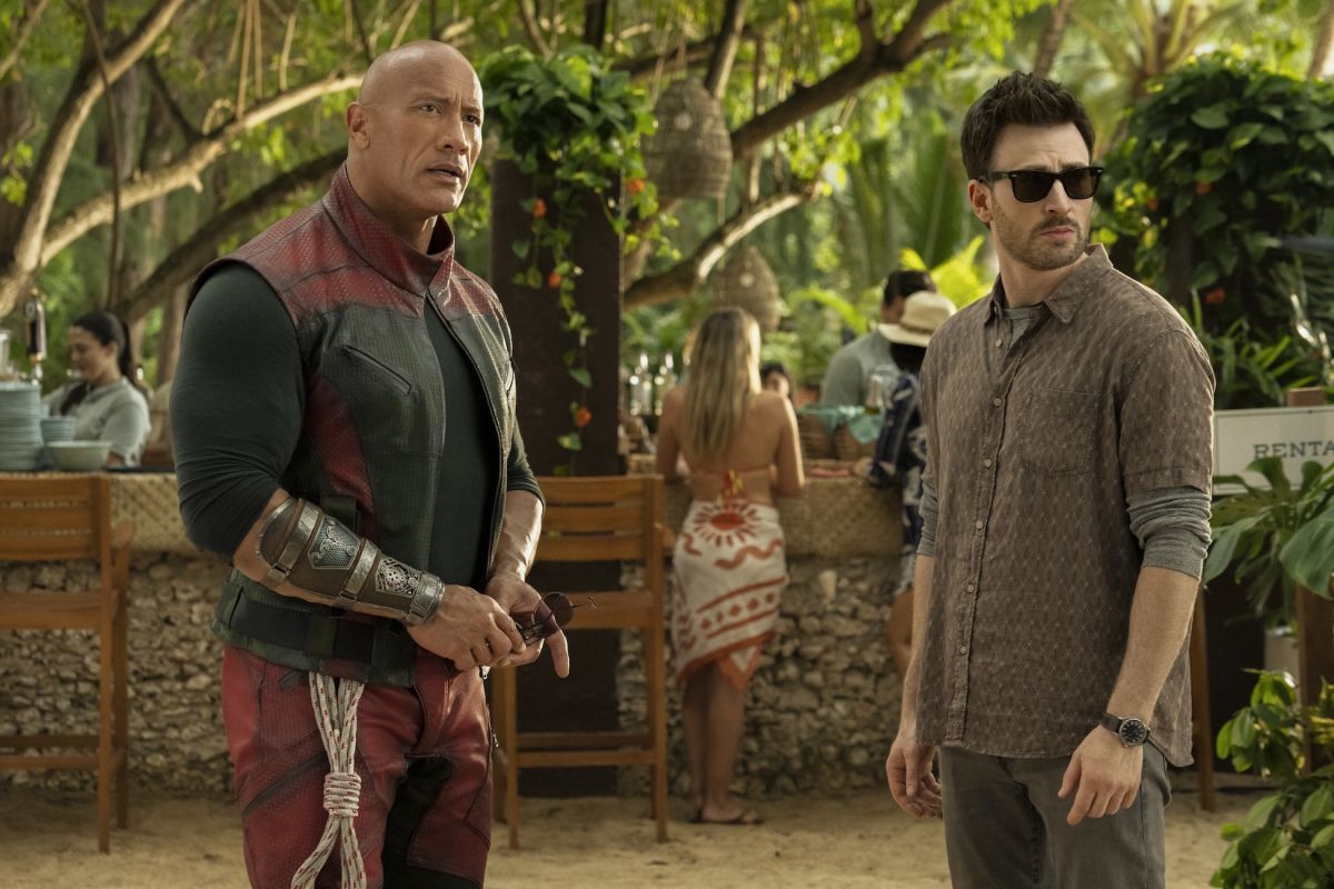 Crítica de “Código: Traje rojo”: Dwayne Johnson y Chris Evans en una buddy movie navideña
