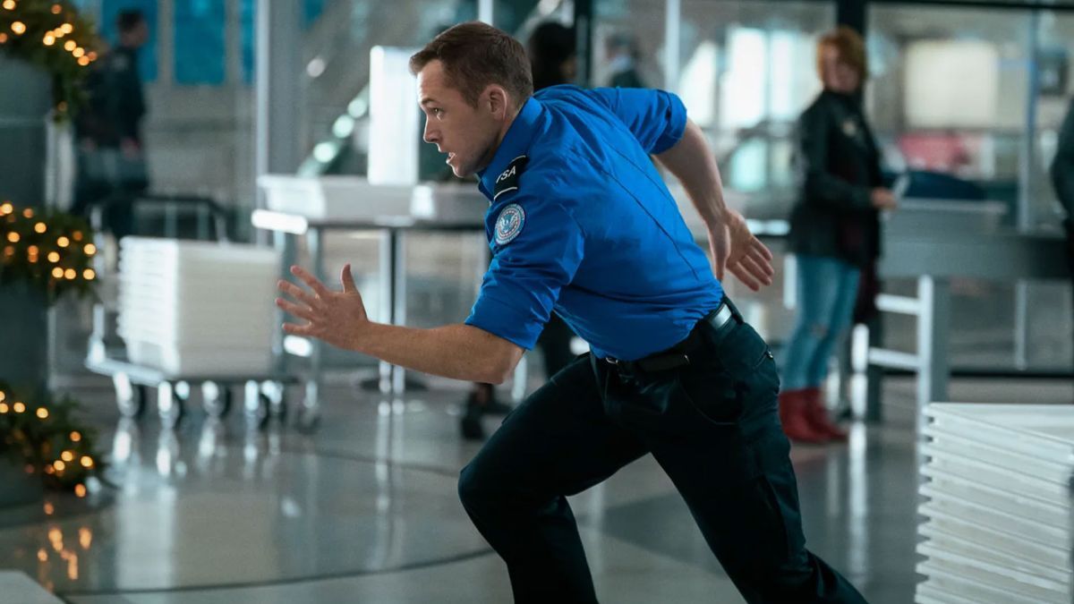 Crítica de “Equipaje de mano”: Taron Egerton y Jason Bateman enfrentan un tenso duelo en el aeropuerto de Los Ángeles