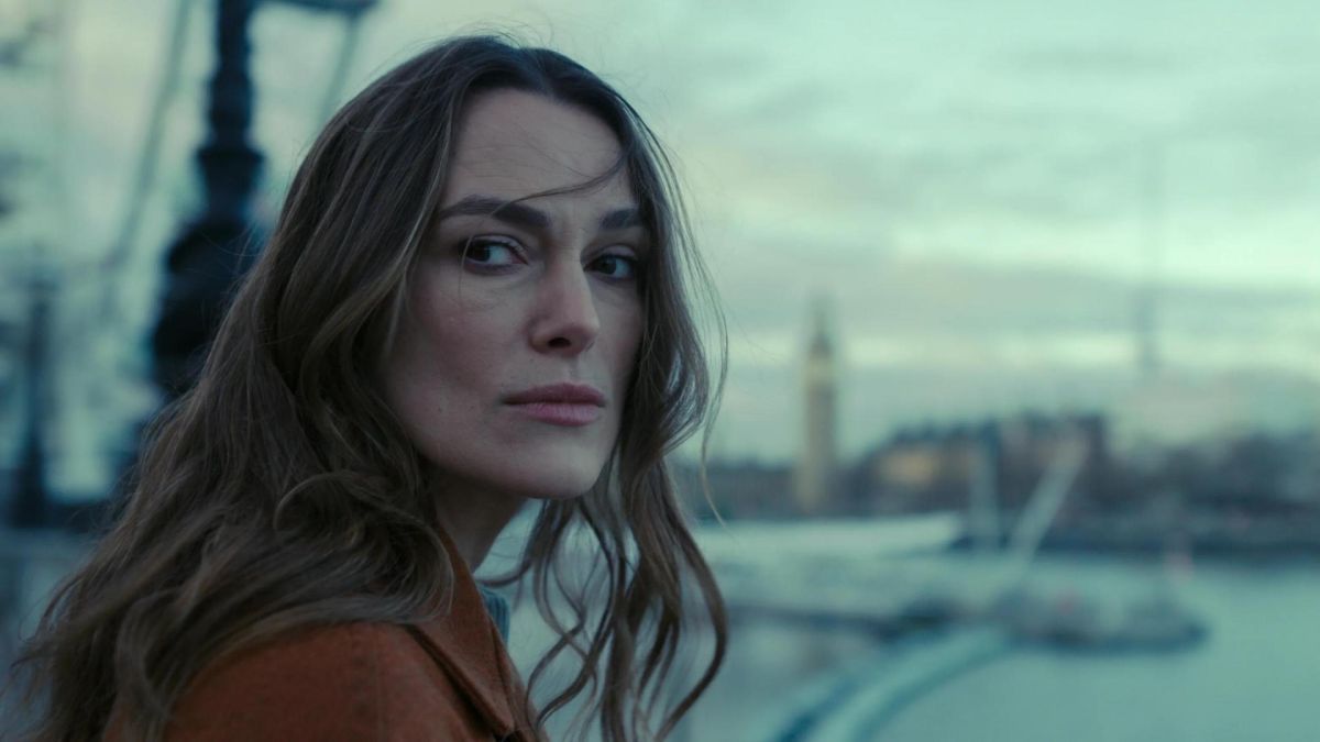 Crítica de  "Palomas negras": Keira Knightley y Ben Whishaw lideran un thriller que desafía las reglas del género de espías