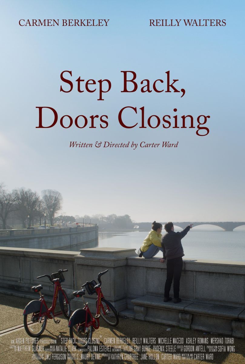 Crítica de "Step Back, Doors Closing": Una mirada fresca al amor en la Generación Z