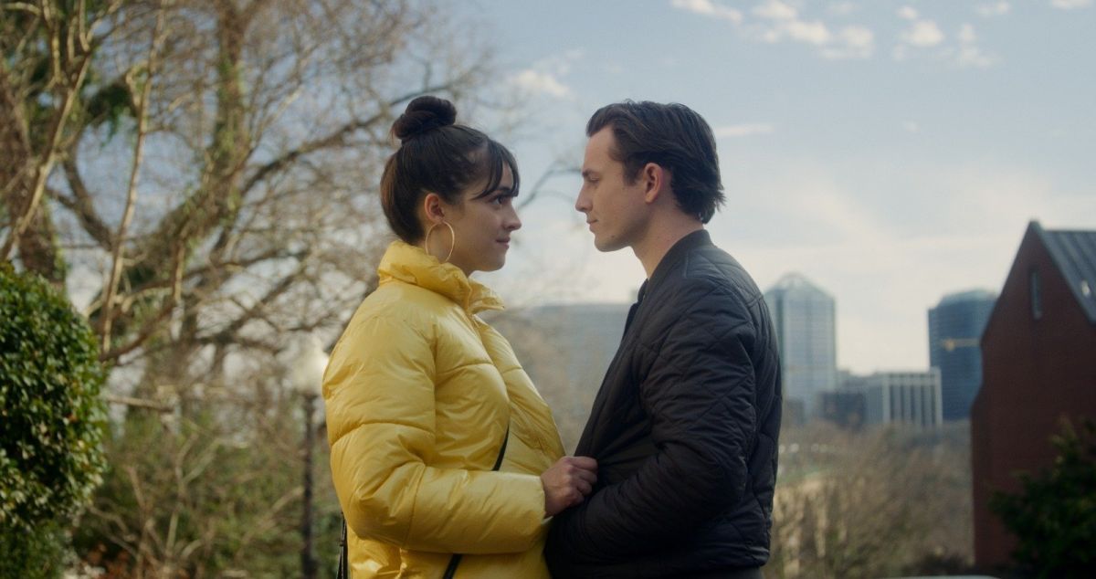 Crítica de "Step Back, Doors Closing": Una mirada fresca al amor en la Generación Z