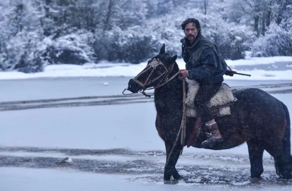 Crítica de "Una muerte silenciosa": Sebastián Schindel explora el poder y el silencio en un thriller patagónico ambientado en los años 80