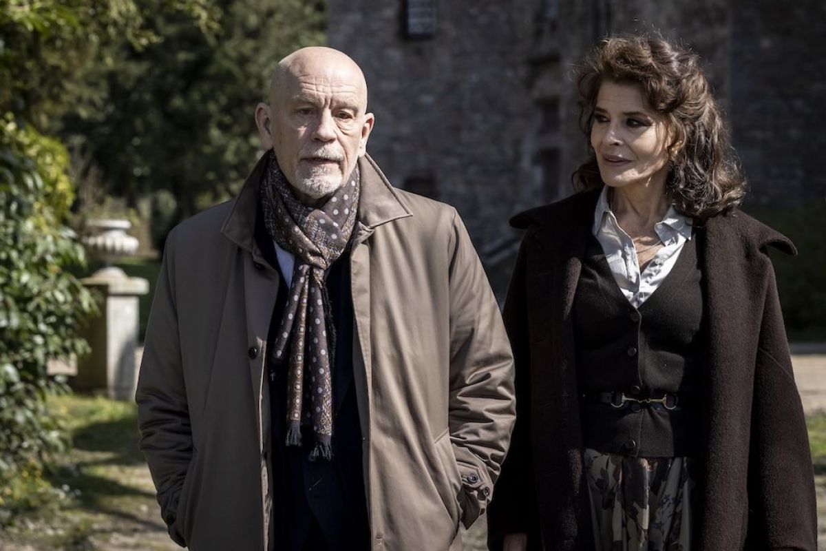 Crítica de "Mr. Blake a sus órdenes": Una entrañable comedia francesa con John Malkovich y Fanny Ardant