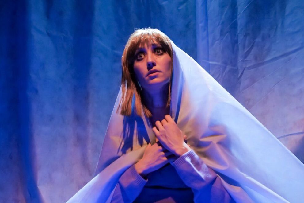 Camila Peralta detrás de “Suavecita”, la misteriosa y poderosa mujer que hace milagros en escena