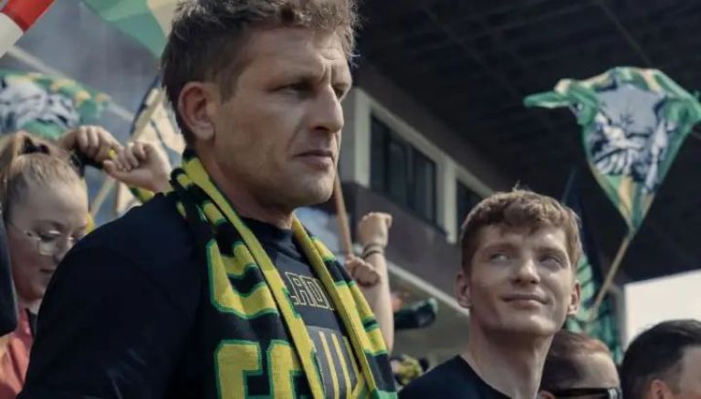 Crítica de "Hinchas enemigos": El oscuro mundo del hooliganismo en una serie polaca