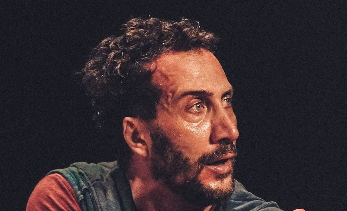 Crítica de "Muerde":  Un thriller teatral con Luciano Cáceres que desafía los límites