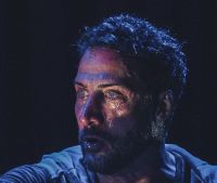 Crítica de "Muerde":  Un thriller teatral con Luciano Cáceres que desafía los límites