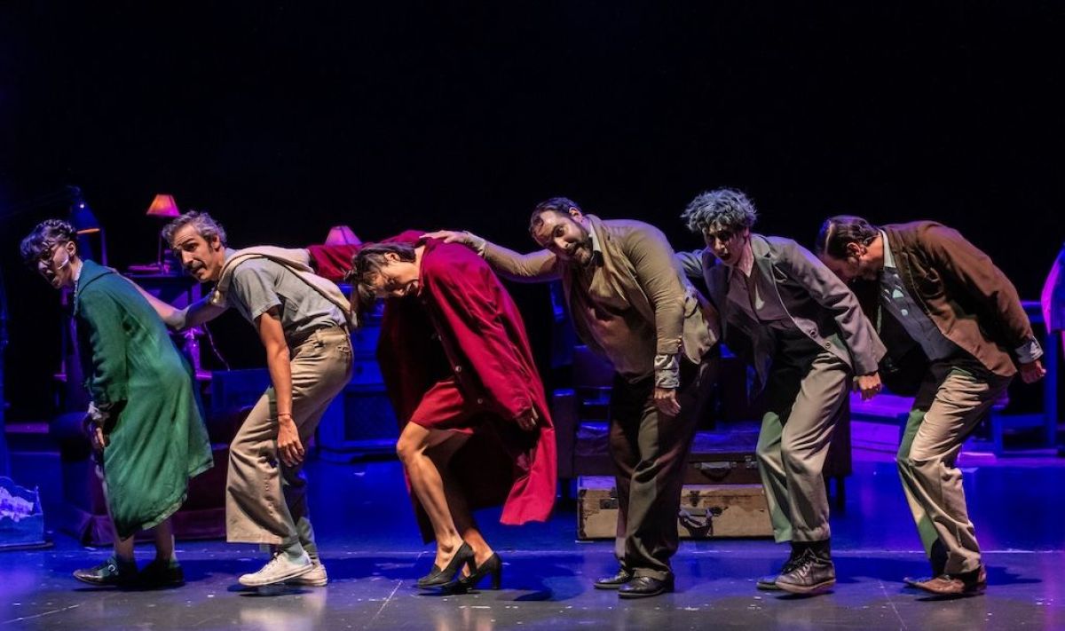 Fernanda Provenzano y Nicolás Manasseri, los anfitriones del ritual musical y teatral “El funeral de los objetos”