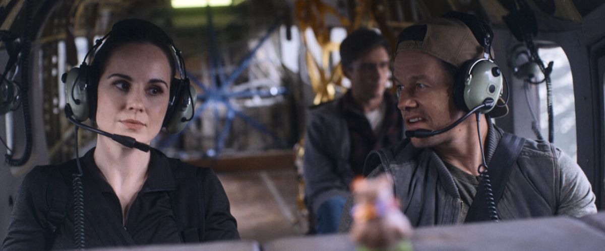 Crítica de “Amenaza en el aire”: Mel Gibson y la entretenida lucha del bien contra el mal con Mark Wahlberg