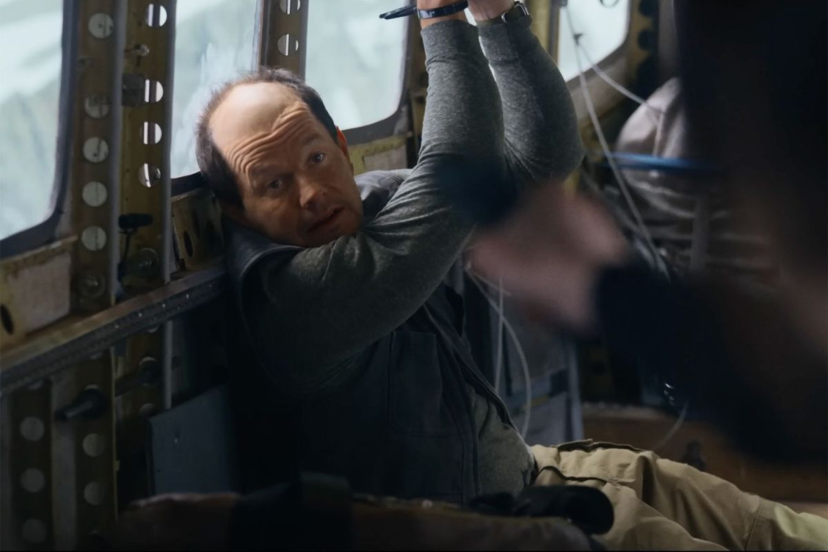 Crítica de “Amenaza en el aire”: Mel Gibson y la entretenida lucha del bien contra el mal con Mark Wahlberg