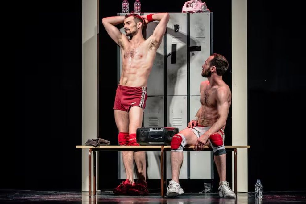 Crítica de "Un poyo rojo": El espectáculo que desafía los límites del cuerpo y el lenguaje