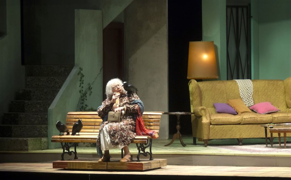 Campi detrás de Mamá Cora en “Esperando la Carroza”