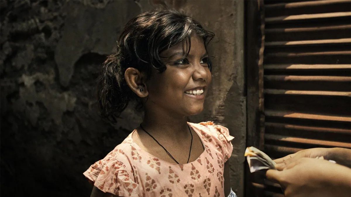 Crítica de "Anuja": El dilema de una niña superdotada atrapada en la pobreza en el corto nominado al Oscar