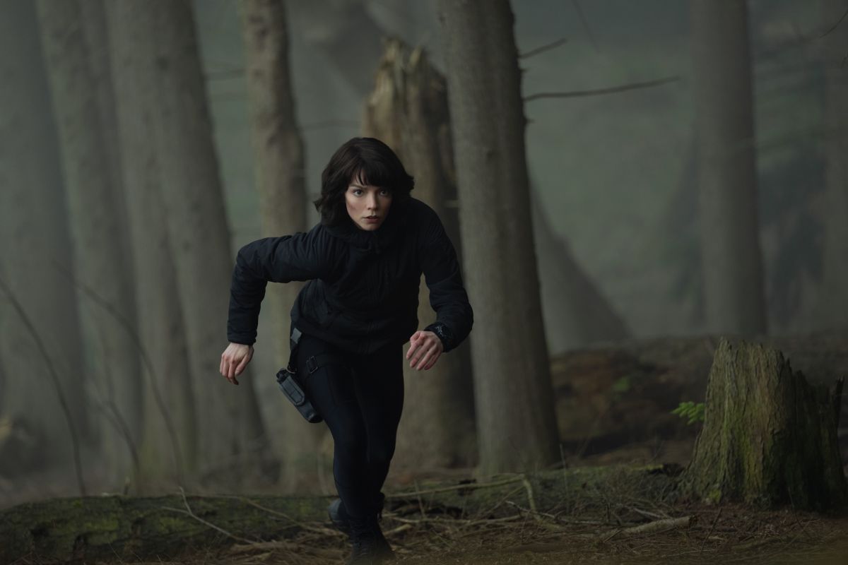 Crítica de “El abismo secreto”: El amor en tiempos de zombies con Anya Taylor-Joy y Miles Teller