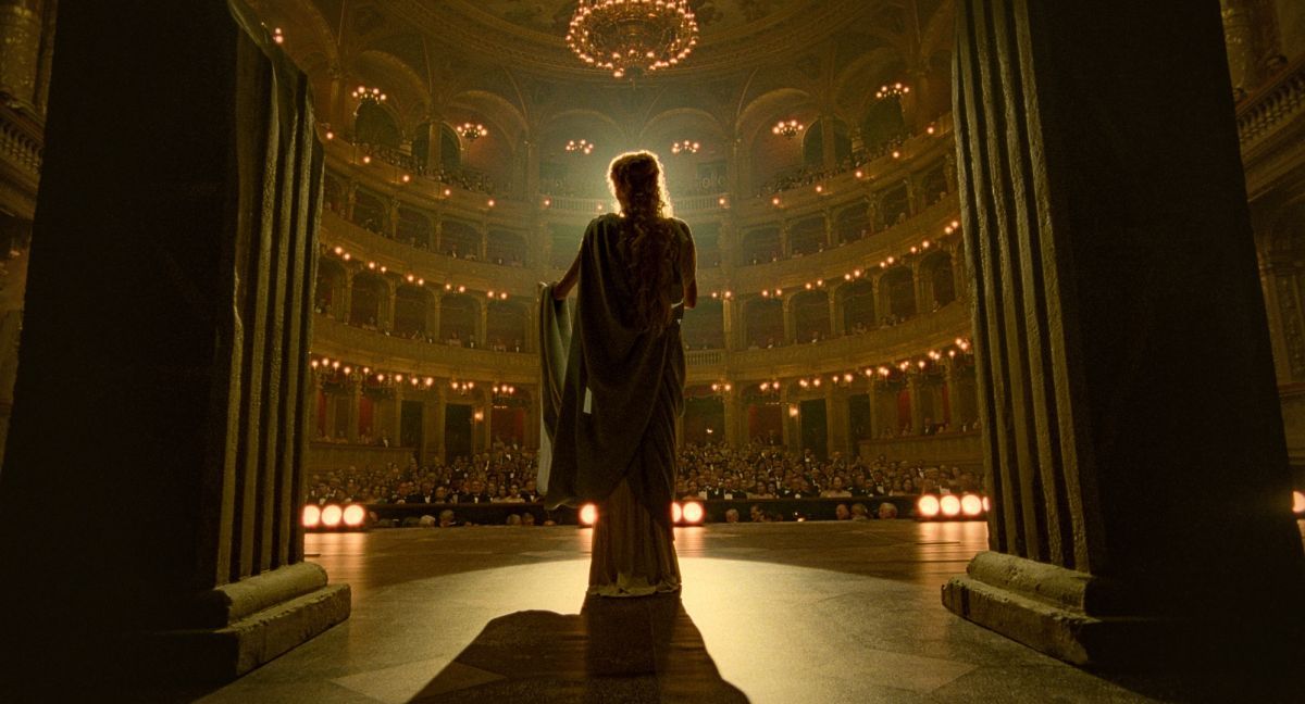 Crítica de "María": Pablo Larraín y su mirada poética sobre la tragedia de una diva con Angelina Jolie