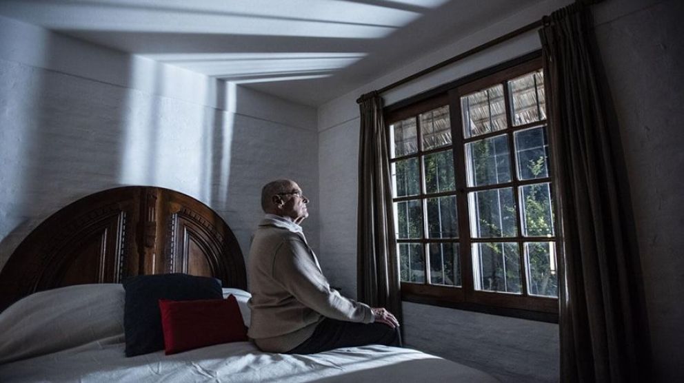 Crítica de “Hay una puerta ahí”: Una reflexión sobre la vida, la muerte y el desprendimiento