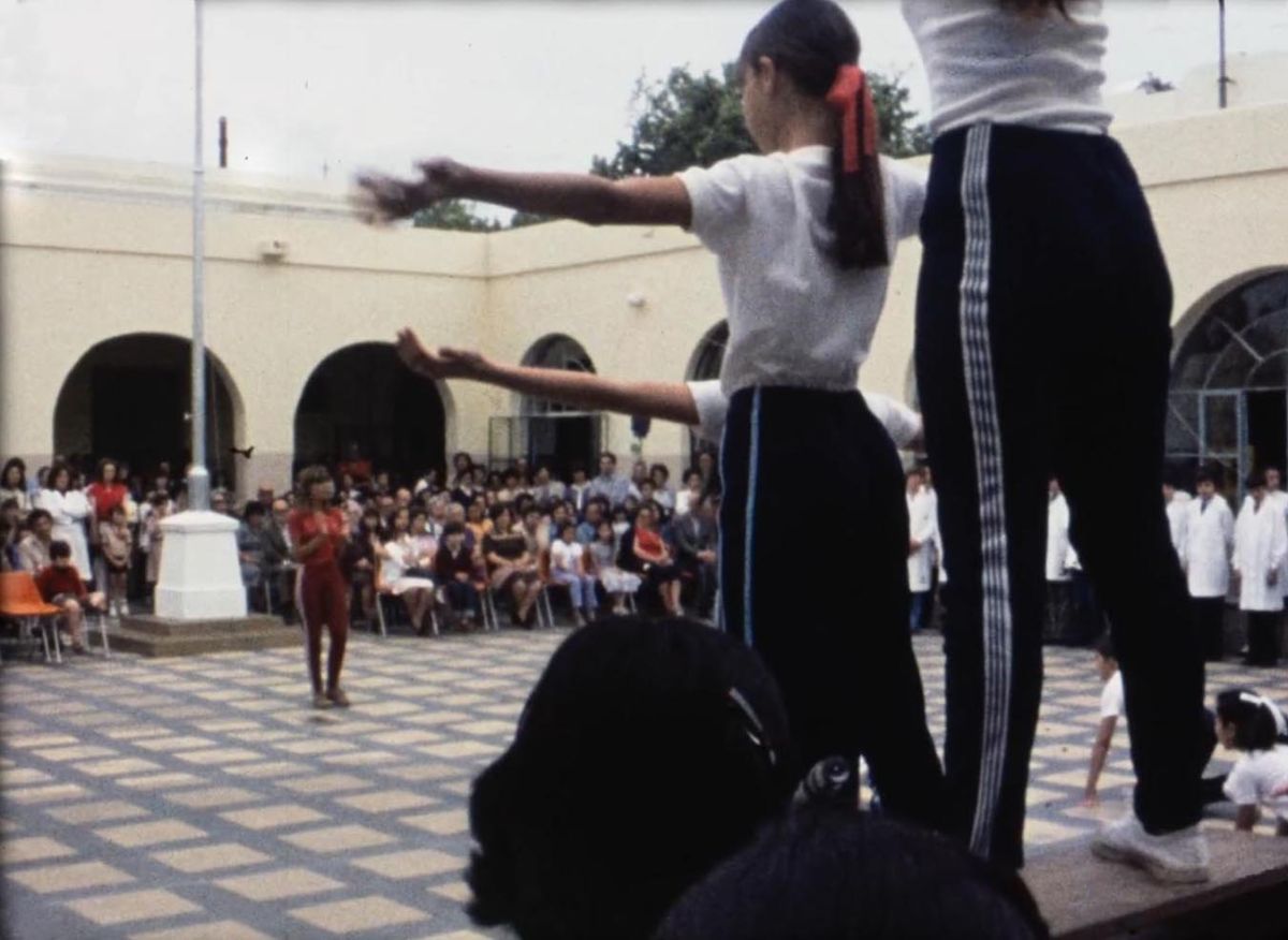 Crítica de "Sapos": Relatos de infancia y dictadura a través del archivo audiovisual