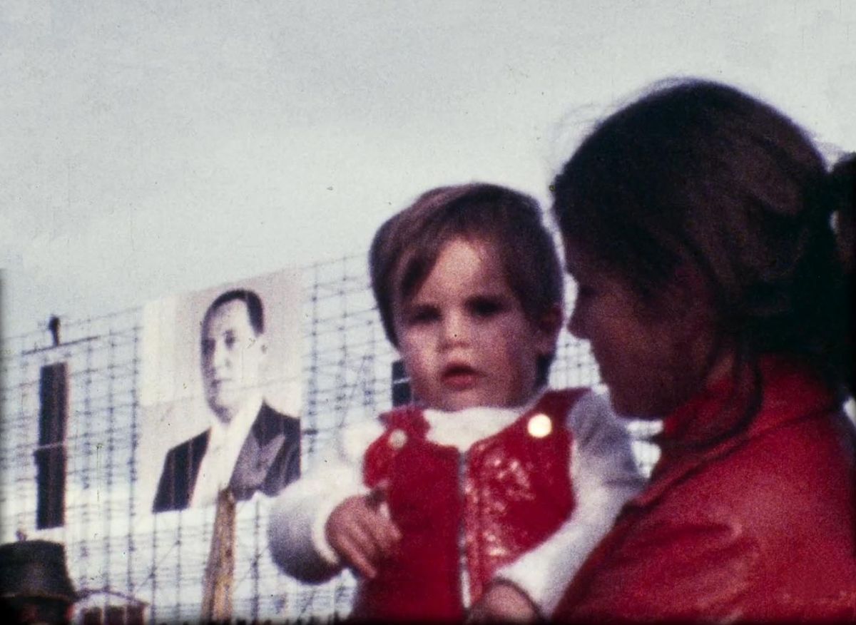 Crítica de "Sapos": Relatos de infancia y dictadura a través del archivo audiovisual