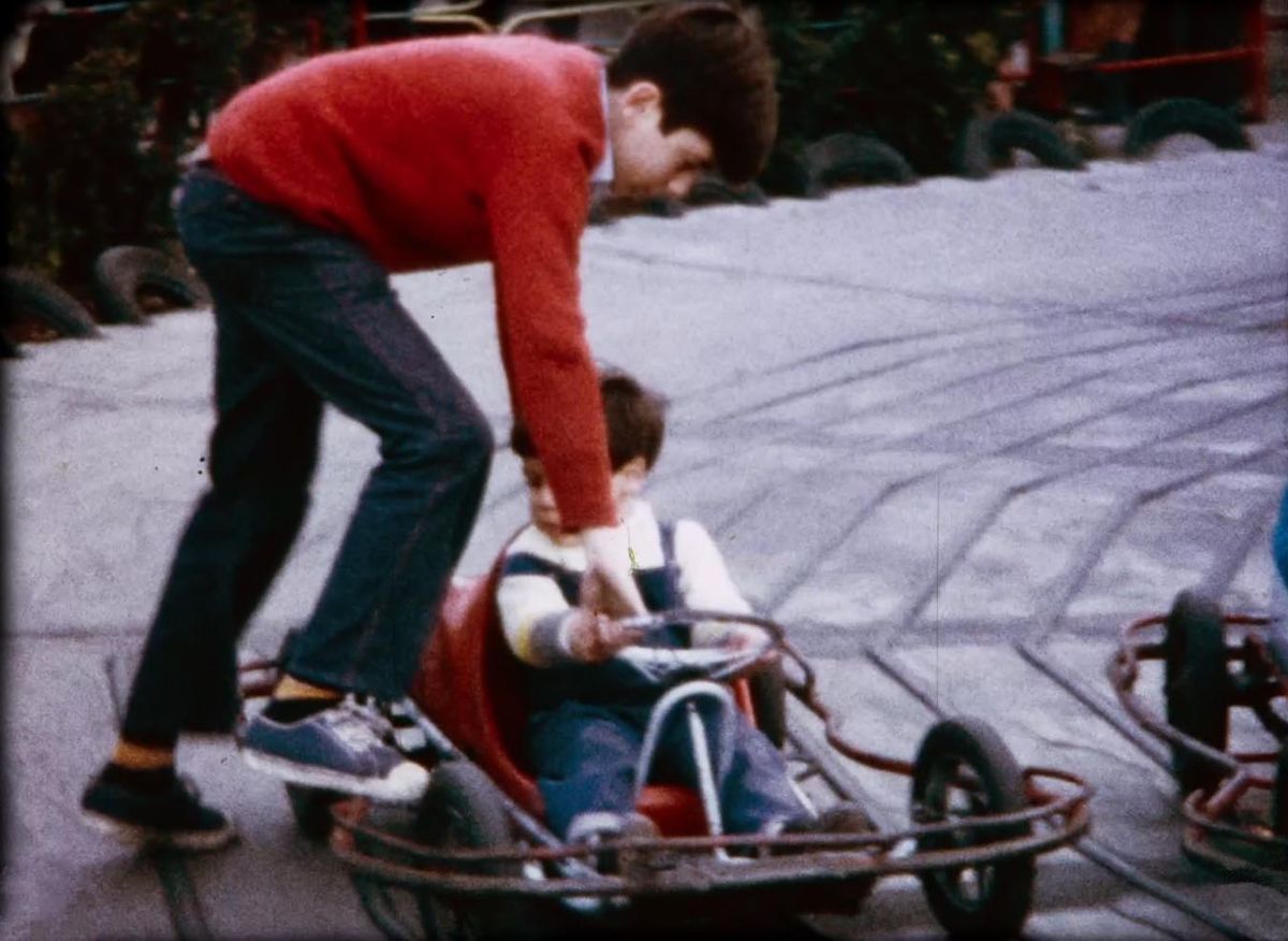 Crítica de "Sapos": Relatos de infancia y dictadura a través del archivo audiovisual