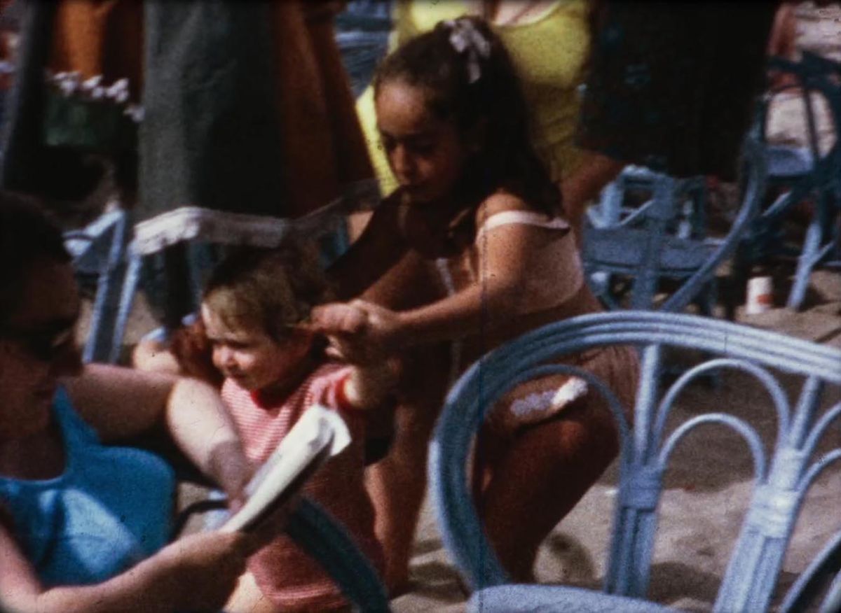 Crítica de "Sapos": Relatos de infancia y dictadura a través del archivo audiovisual