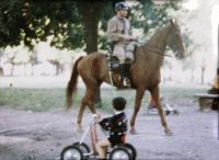 Crítica de "Sapos": Relatos de infancia y dictadura a través del archivo audiovisual