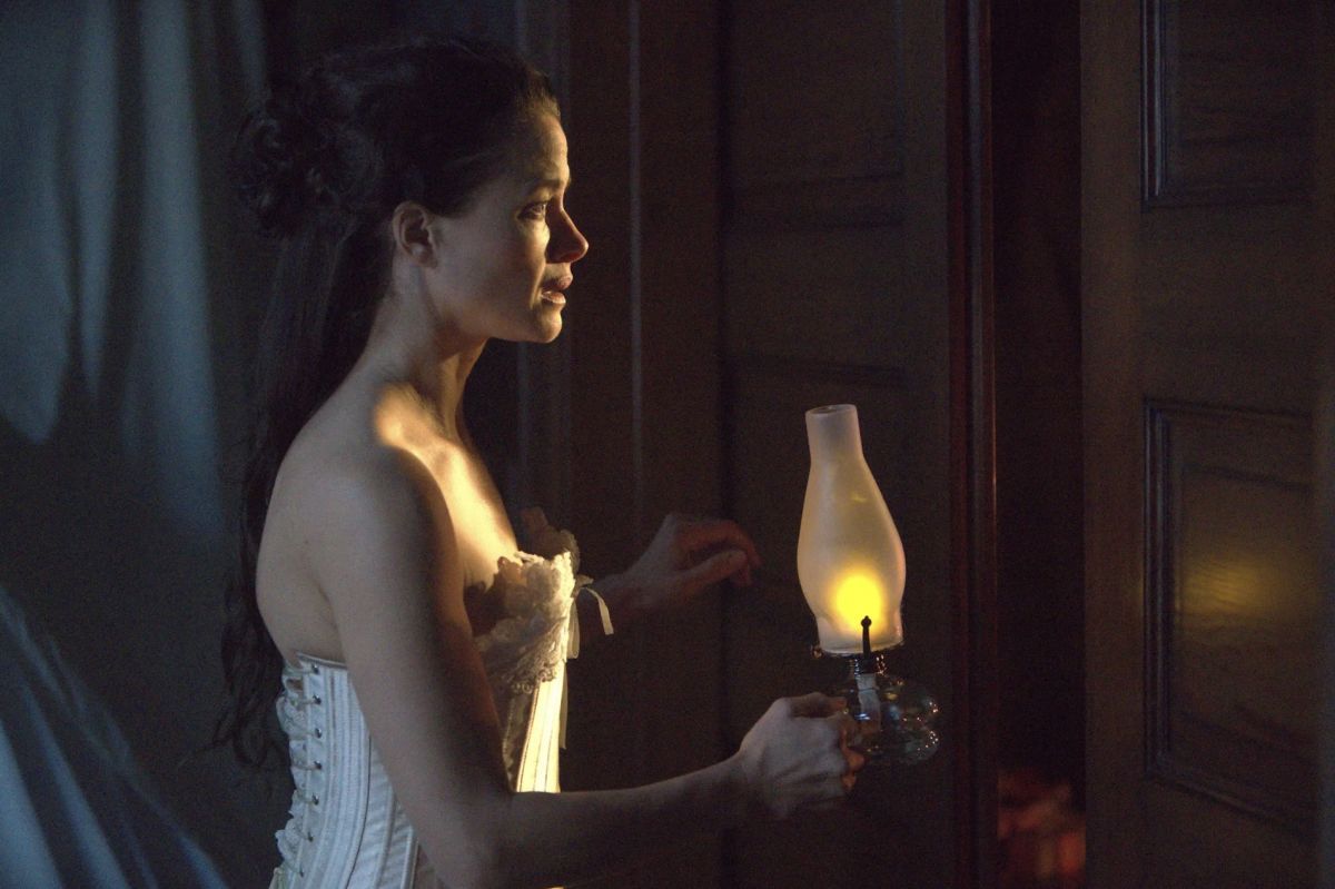 Crítica de “Séance”: Vivian Kerr y Scottie Thompson en un thriller gótico victoriano