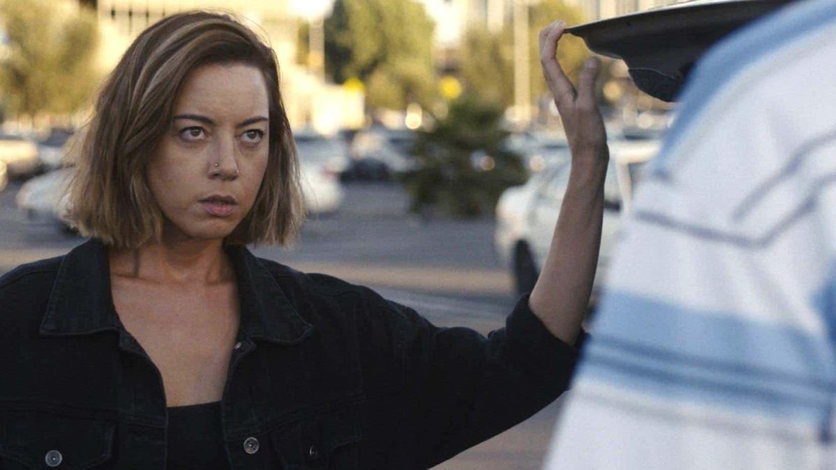 Crítica de "Emily la criminal": Suspenso y drama en el corazón de Los Ángeles