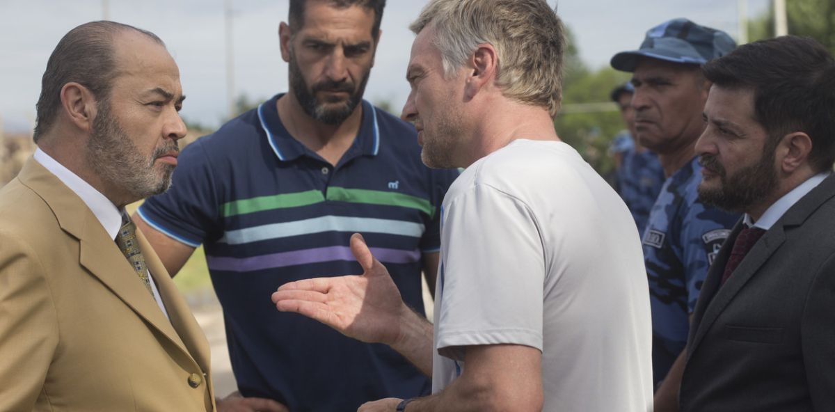 Guillermo Pfening detrás de Coco Oderigo, el entrenador del equipo de rugby carcelario “Espartanos”