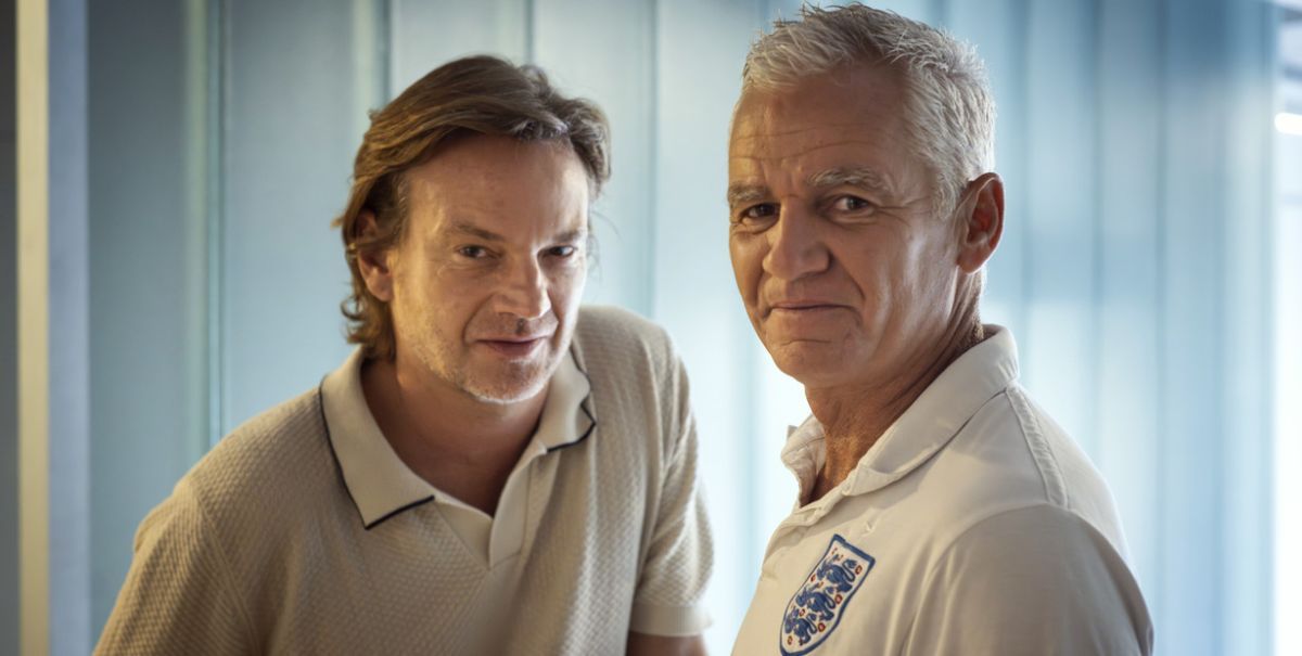 Guillermo Pfening detrás de Coco Oderigo, el entrenador del equipo de rugby carcelario “Espartanos”