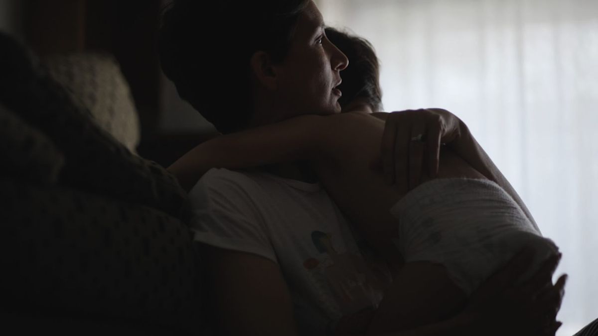 Crítica de "En lista de espera": Maternidad, precariedad y un Estado ausente