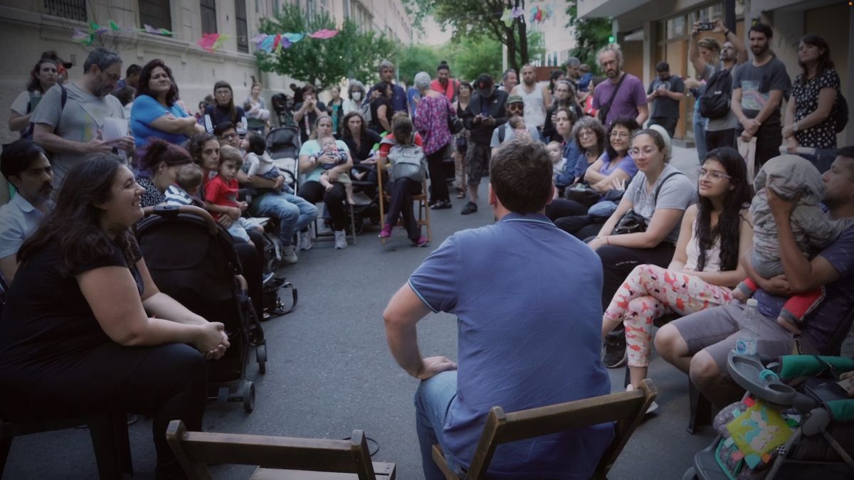 Crítica de "En lista de espera": Maternidad, precariedad y un Estado ausente