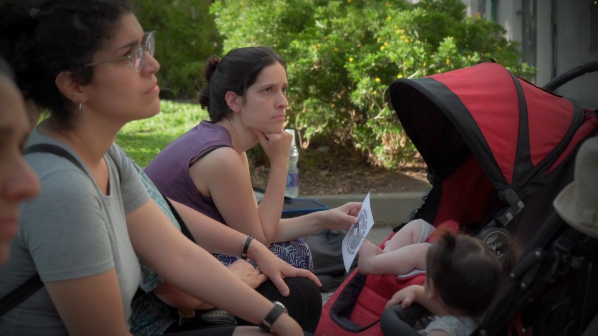 Crítica de "En lista de espera": Maternidad, precariedad y un Estado ausente