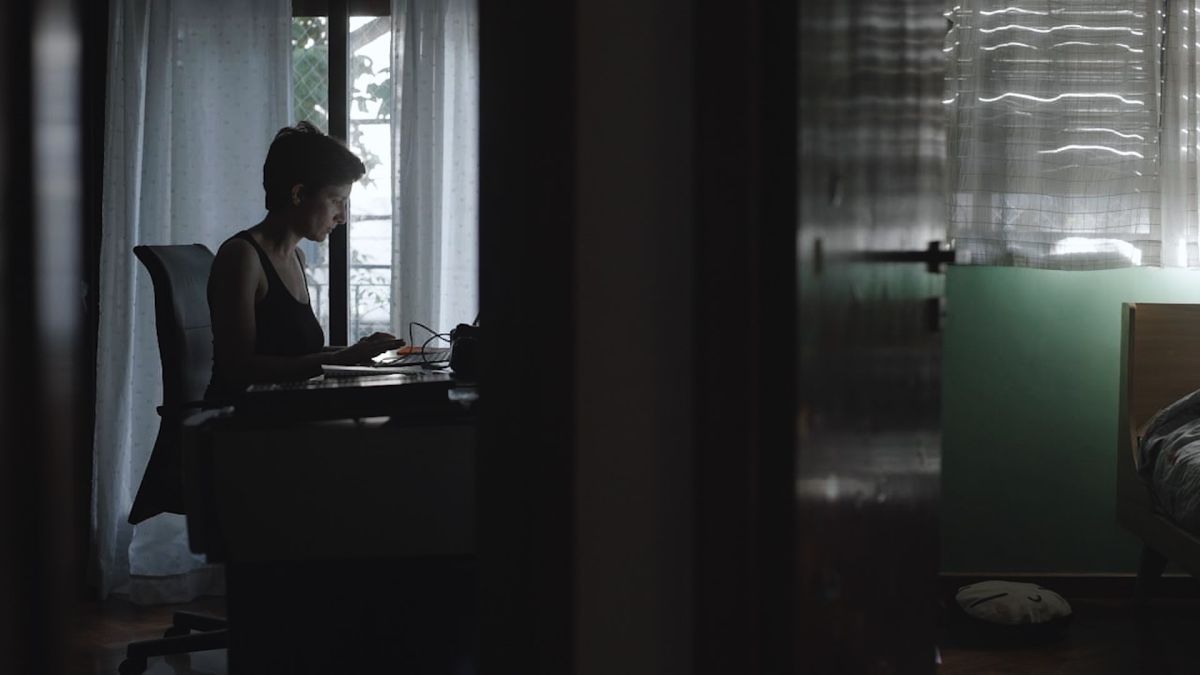 Crítica de "En lista de espera": Maternidad, precariedad y un Estado ausente