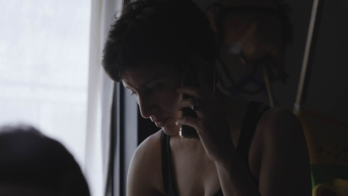 Crítica de "En lista de espera": Maternidad, precariedad y un Estado ausente