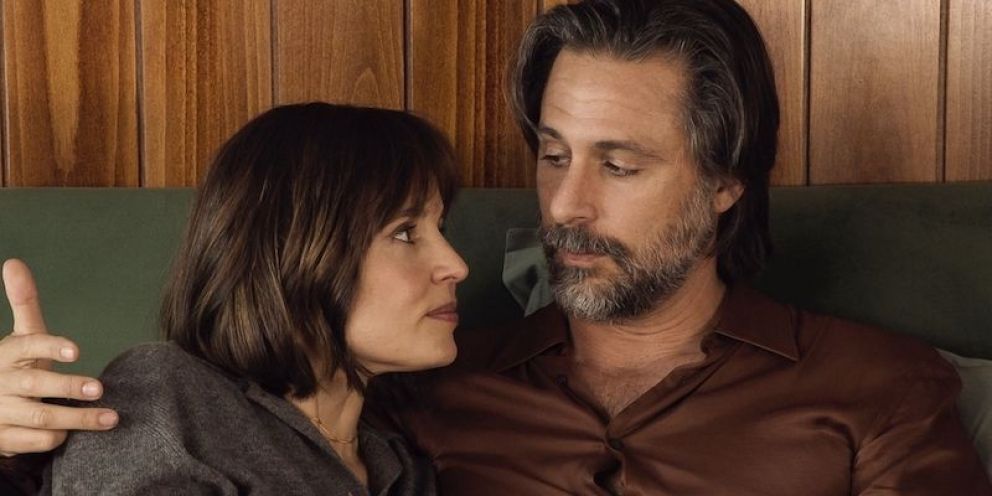 Crítica de  “Mentiras pasajeras”: Un Almodóvar sin Almodóvar, pero con su fantasma