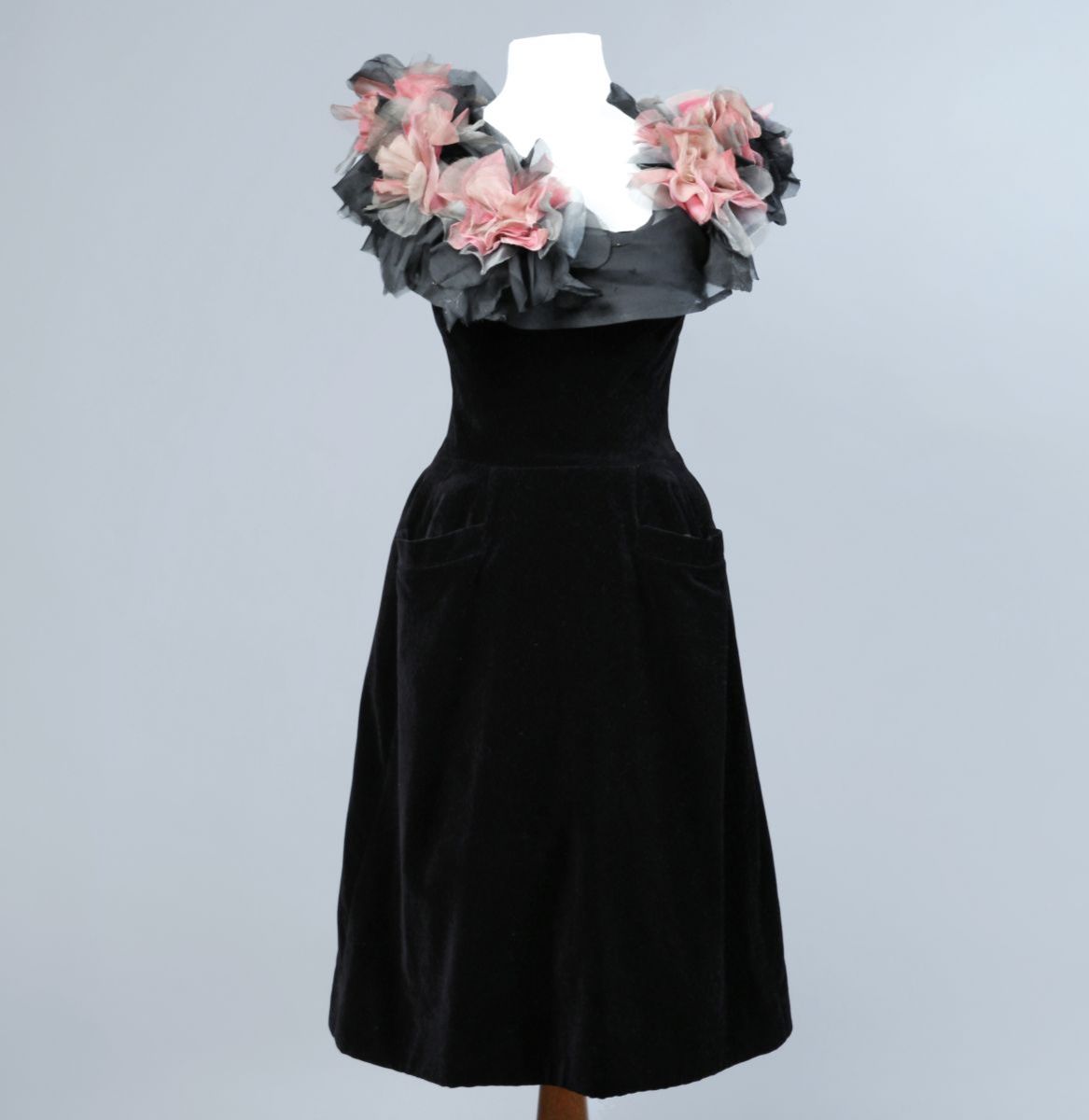 La Cámara Argentina de la Moda cumple 120 años y lo celebra con una exposición en El Recoleta