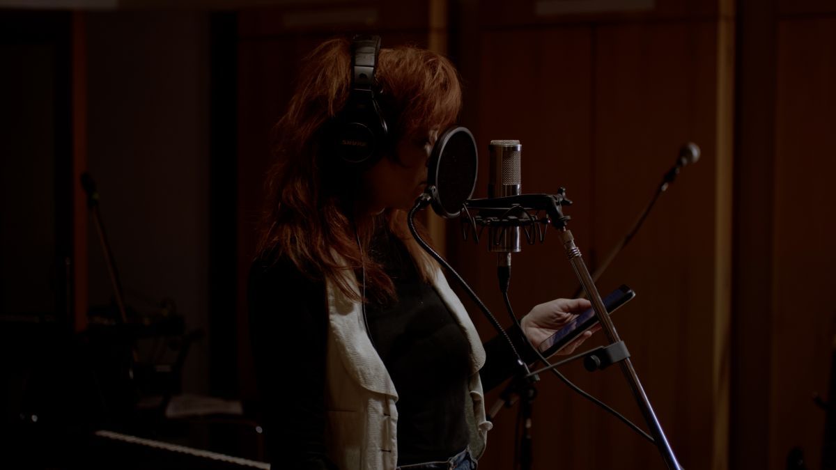 Crítica de "Otras formas": Florencia HANA Ciliberti documenta el cruce entre artistas visuales y música 