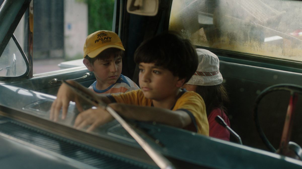 Crítica "Una casa con dos perros": La infancia como zona de combate