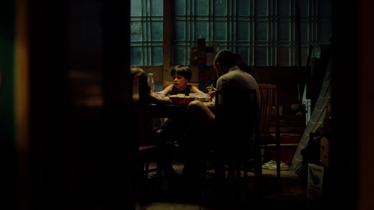 Crítica "Una casa con dos perros": La infancia como zona de combate