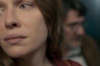 Crítica de “La mujer del río”: Néstor Mazzini y un potente cierre de trilogía a la inversa