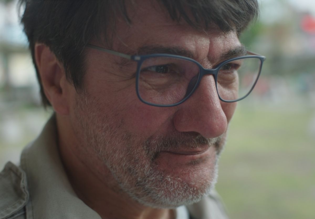 Crítica de “La mujer del río”: Néstor Mazzini y un potente cierre de trilogía a la inversa