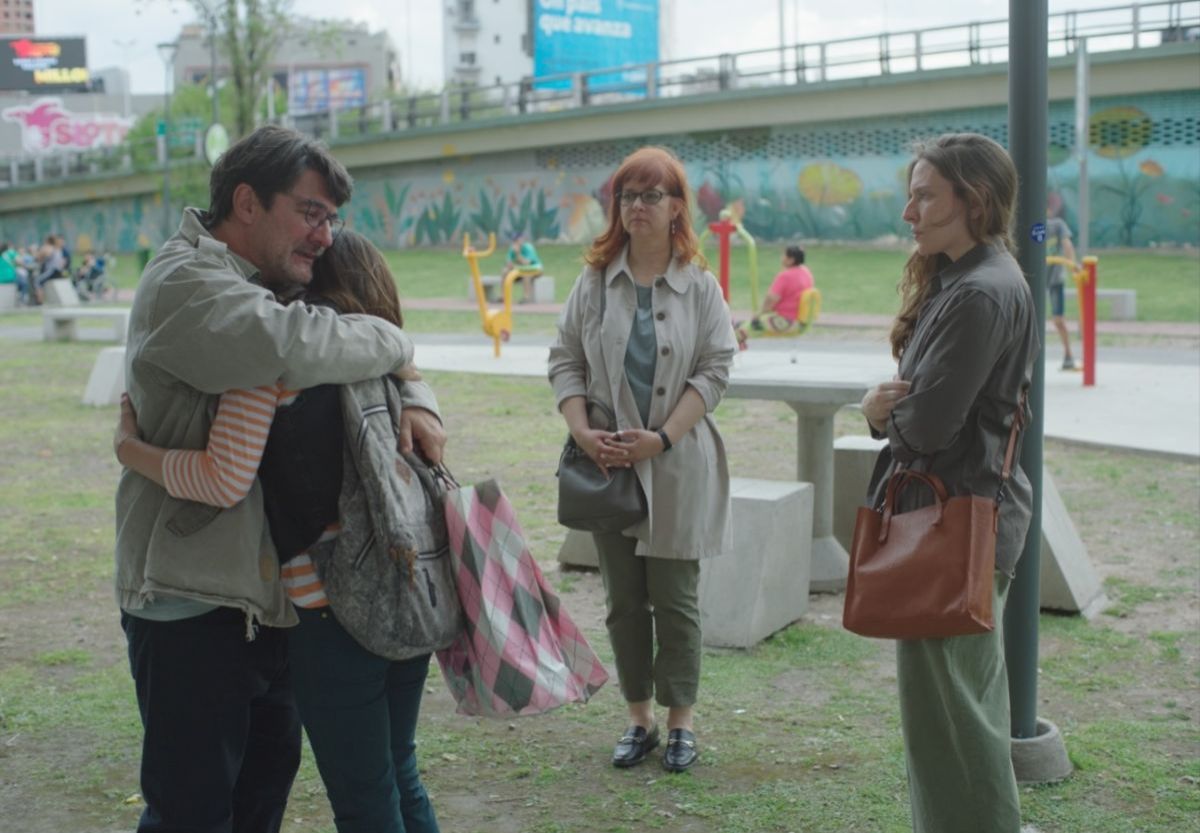 Crítica de “La mujer del río”: Néstor Mazzini y un potente cierre de trilogía a la inversa