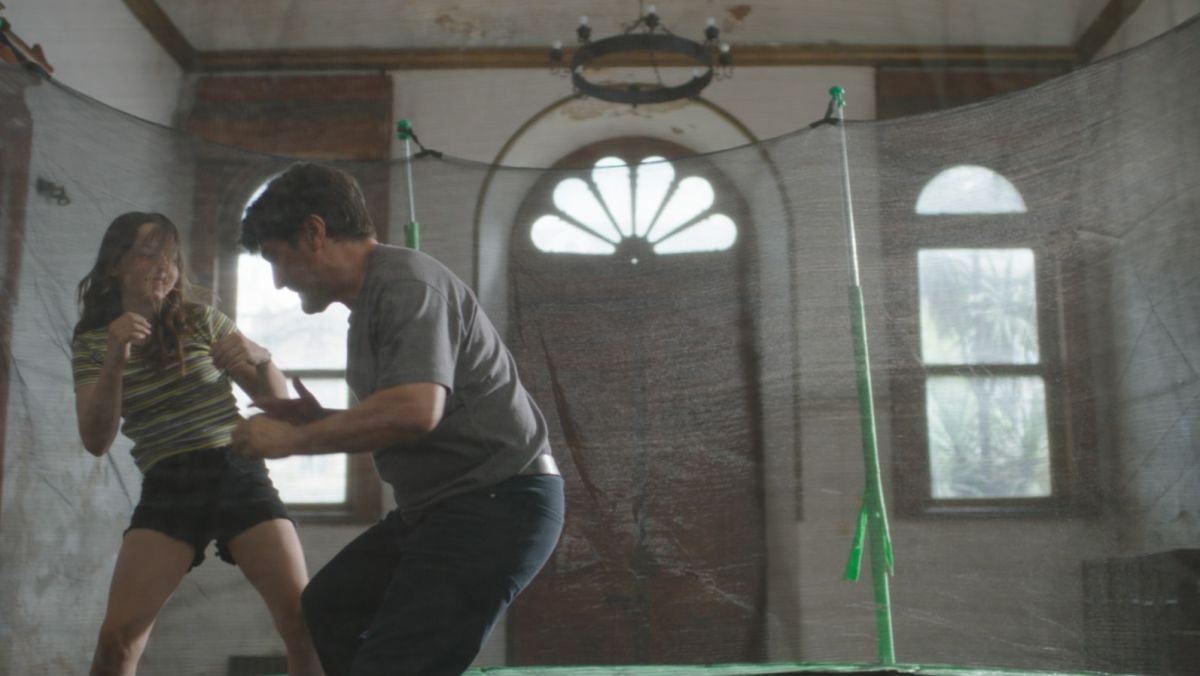 Crítica de “La mujer del río”: Néstor Mazzini y un potente cierre de trilogía a la inversa