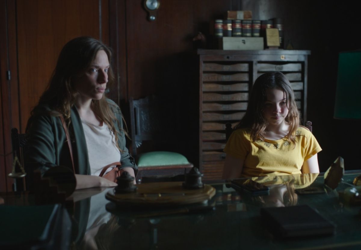 Crítica de “La mujer del río”: Néstor Mazzini y un potente cierre de trilogía a la inversa