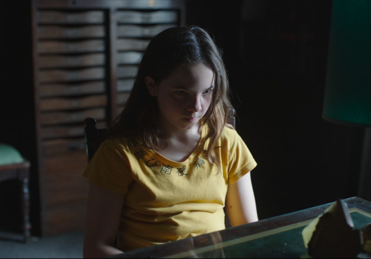 Crítica de “La mujer del río”: Néstor Mazzini y un potente cierre de trilogía a la inversa