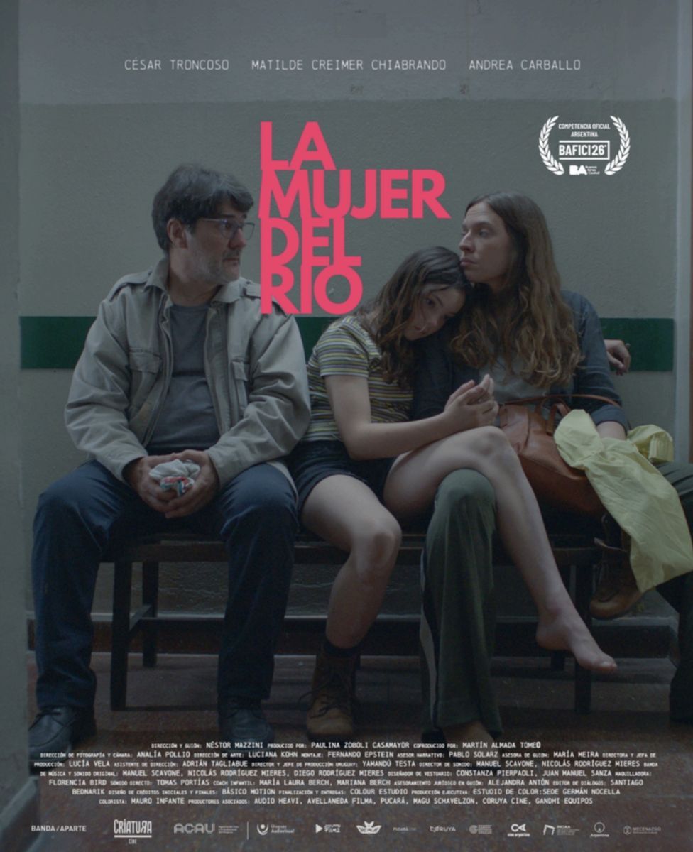Crítica de “La mujer del río”: Néstor Mazzini y un potente cierre de trilogía a la inversa
