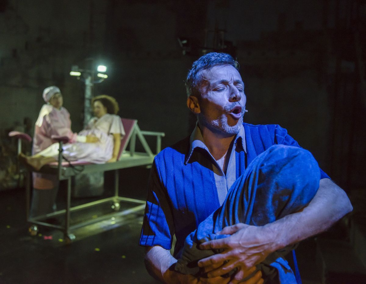 Crítica de "El suelo que sostiene a Hande": El teatro como resistencia frente al olvido