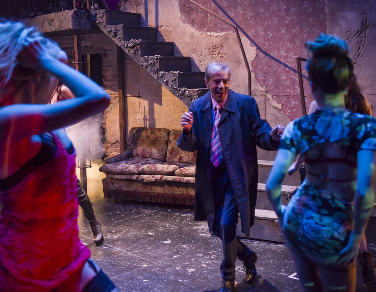 Crítica de "El suelo que sostiene a Hande": El teatro como resistencia frente al olvido