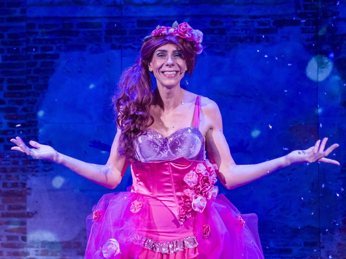 Crítica de "El suelo que sostiene a Hande": El teatro como resistencia frente al olvido